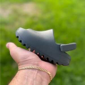 Yeezy Slide dark onyx size 7K